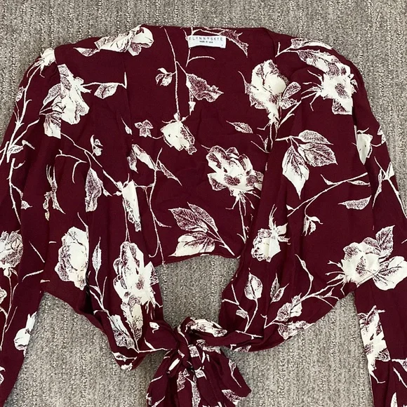 Flynn Sky White Floral Print on Burgundy Wrap Top - Picture 4 of 6